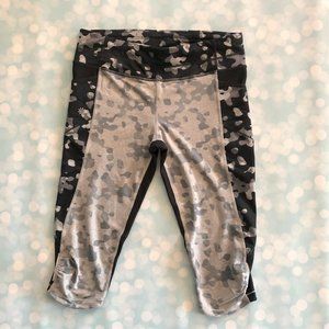 NWOT Athleta Be Free Knicker Capri  - Camo Print